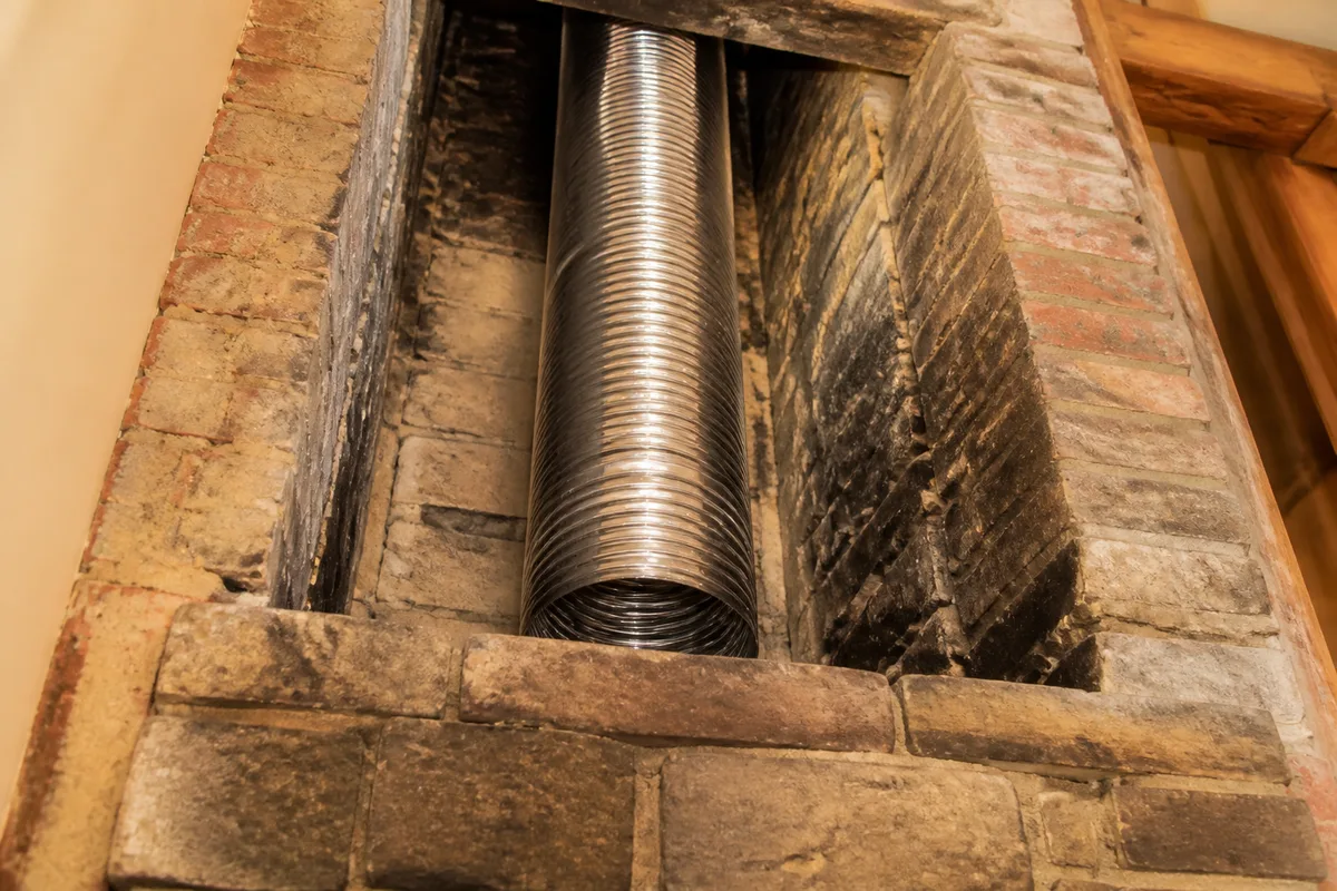 Tubage inox descendu dans le conduit maconne d&rsquo;une cheminee